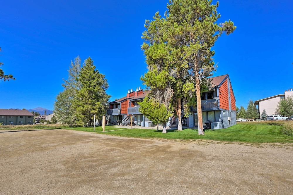 Cozy & Chic Mountain Condo w/ Community Perks