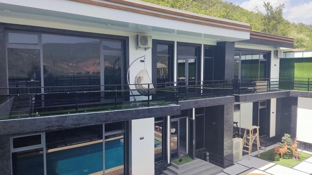 Everest Guest House