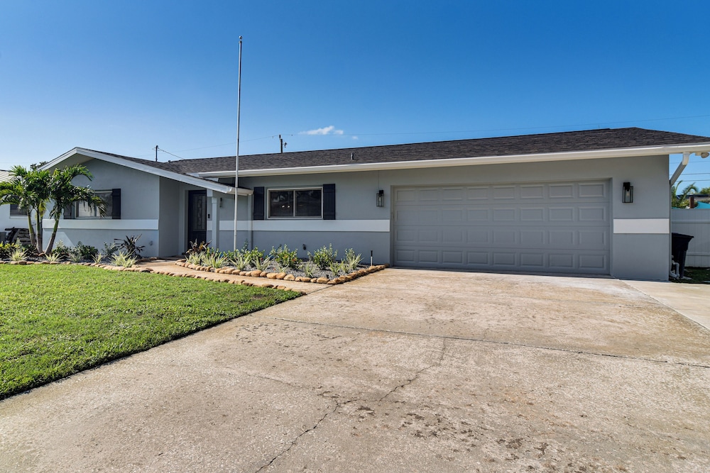 4 Mi to Indian Rocks Beach: Home w/ Backyard Oasis
