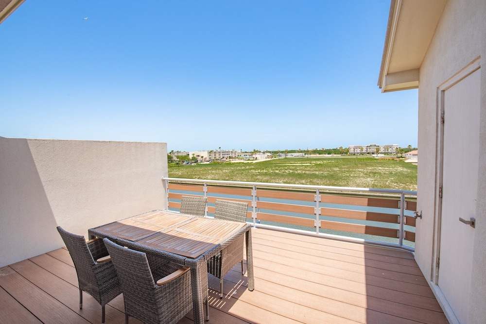 Waterfront Condo With Rooftop + Pool + Boat Slips