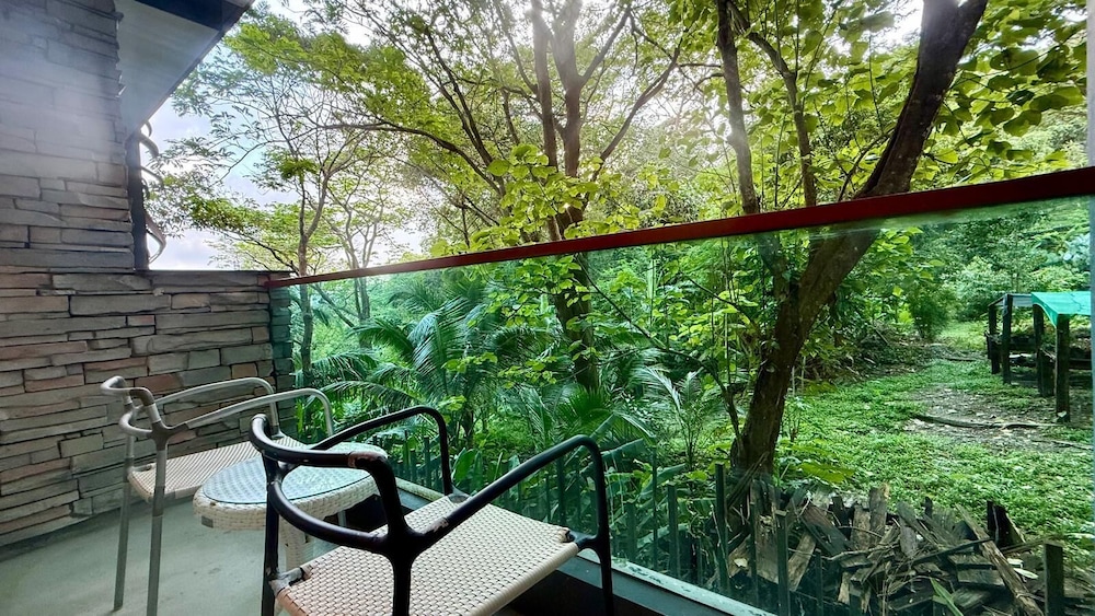 Emerald 412a - Studio With Balcony and Shared Pool