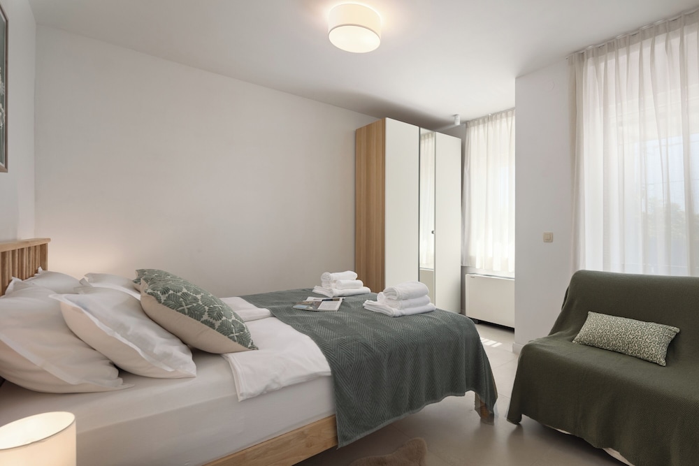 Desamani 975 Apartments
