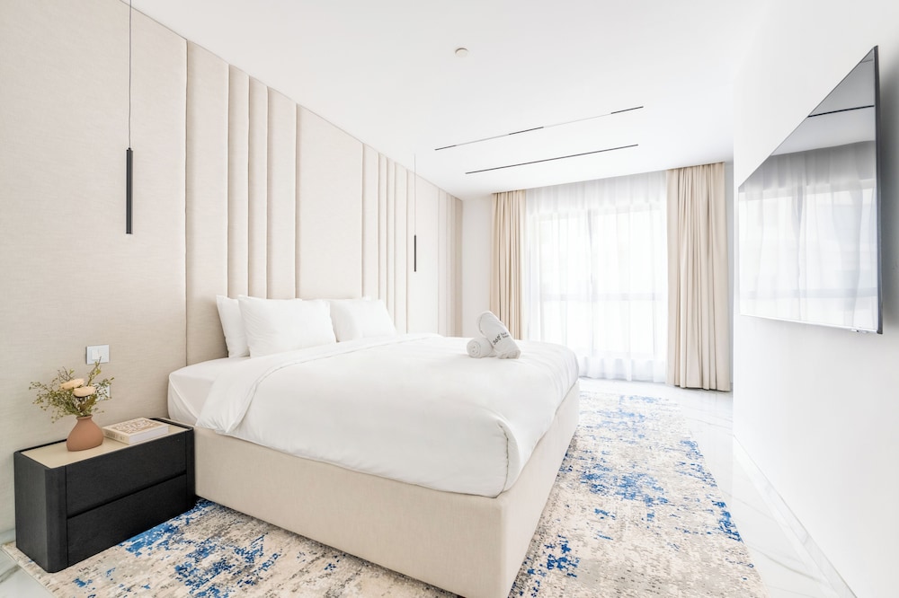 Seaside Elegance - Luxury 3-BR in JBR