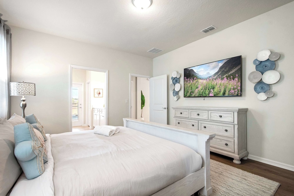 Bright & Spacious 7BR Pool Villa w/ Game Loft New Windsor Cay Resort Near Disney