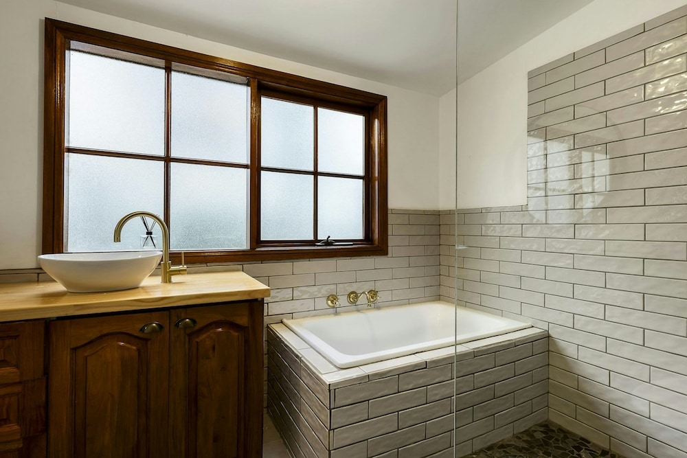 Onyx Retreat Healesville Luxury Lodge x Hot Tub