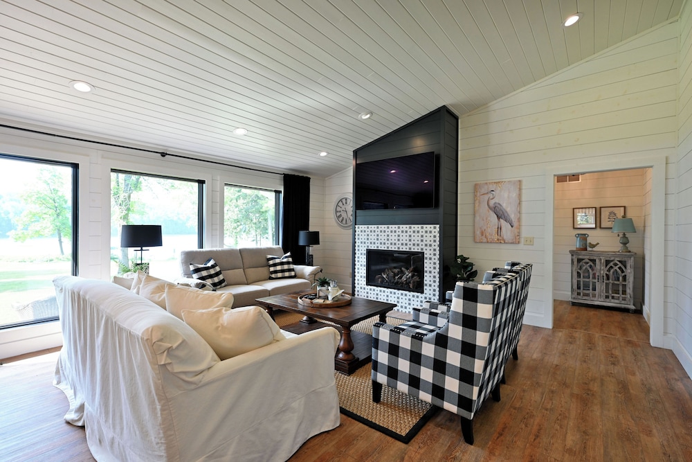 Modern Lakehouse Retreat on Lake Namakagon With Private Hot Tub