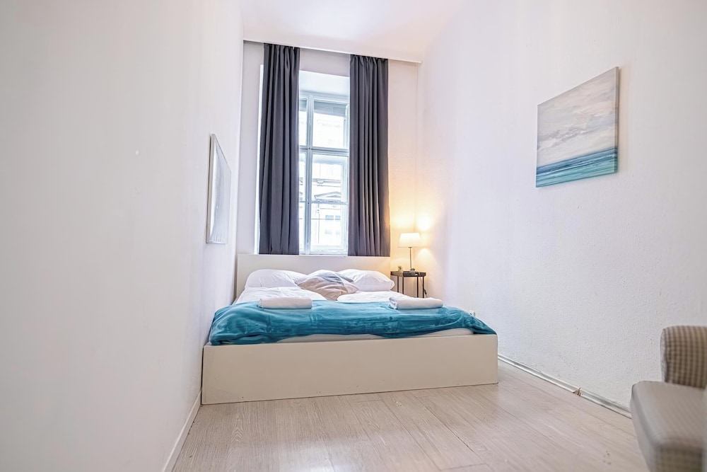 Contemporary 1BR LR Close to Belvedere