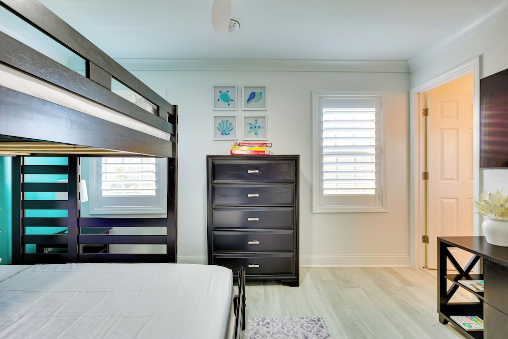 Walk to Ocean: Carolina Beach Condo w/ 2 Balconies