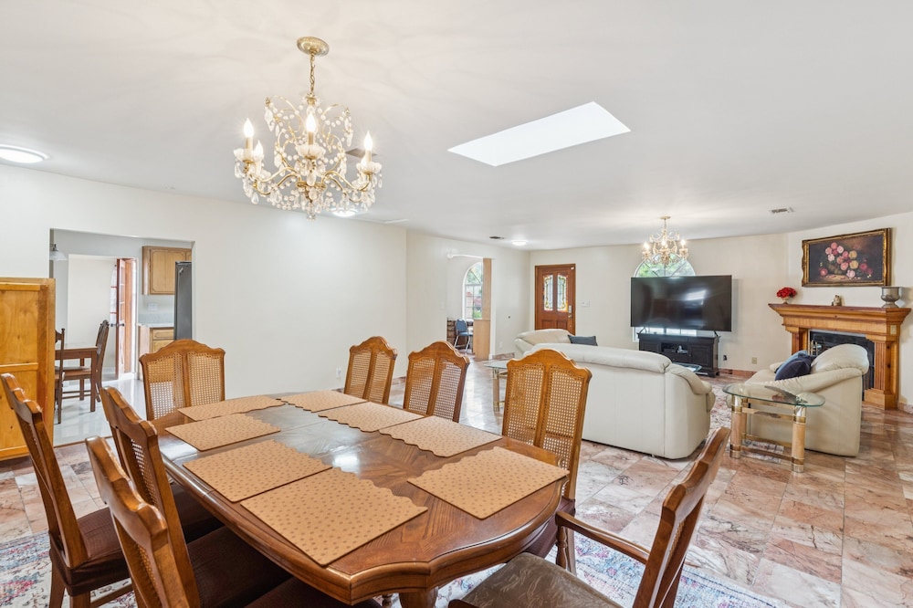 Russell House Near Hollywood & Griffith Park 3 Bedroom Home