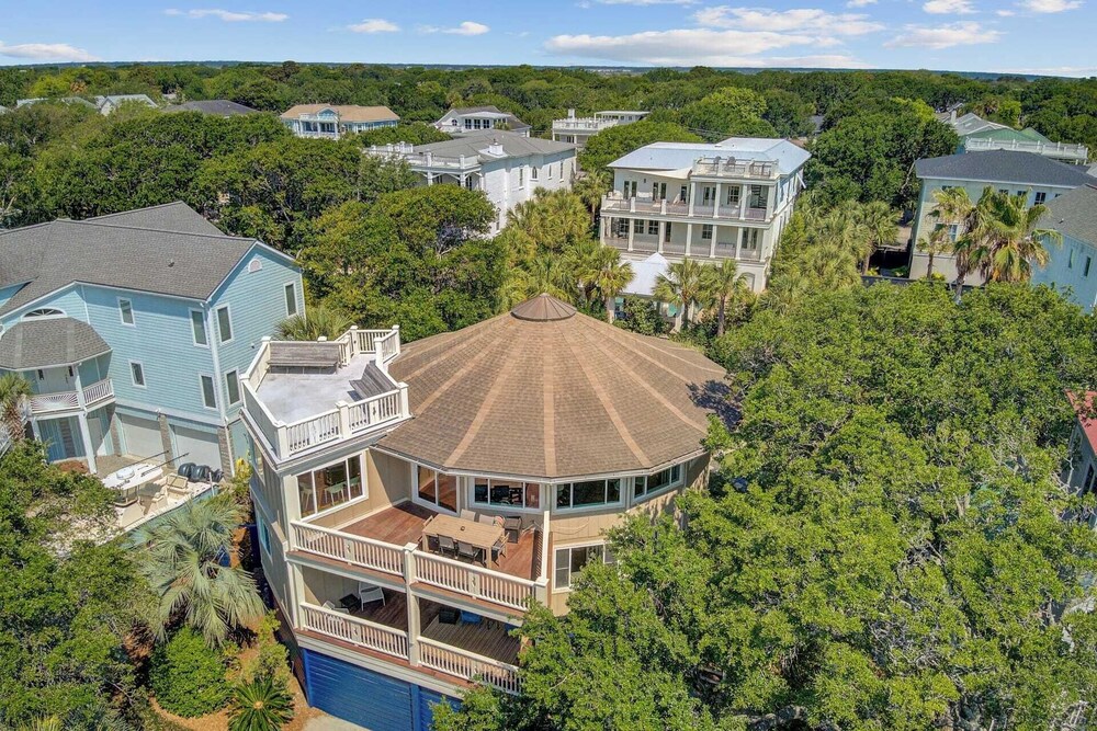 Private Pool, Putting Green & Steps to Isle of Palms Beach Paradise on Palm