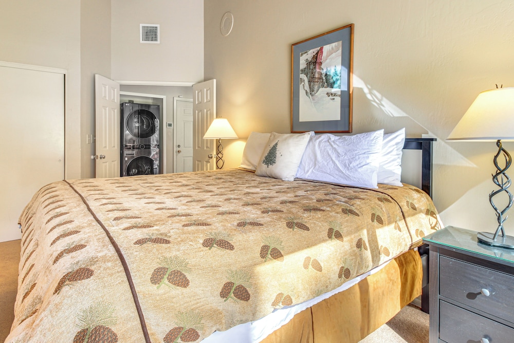 Golf Course Getaway & Hot Tub Haven in Pinetop!