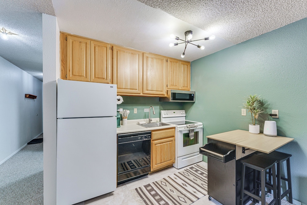 Easy Red River Ski Access! Outdoor Adventure Condo