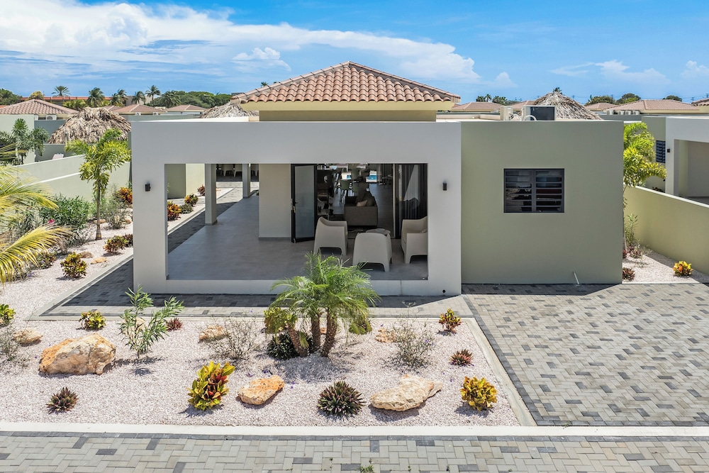Villa Solana with private pool, Mambo Beach