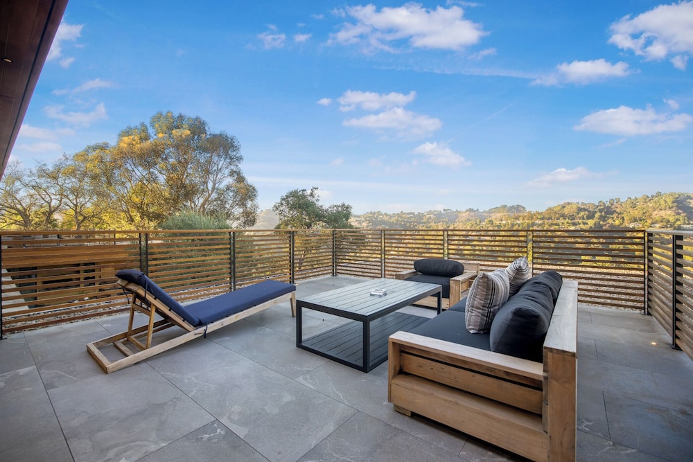 Oak Pass Manor: Indoor-outdoor Luxury With Pool, Sauna & Panoramic Views