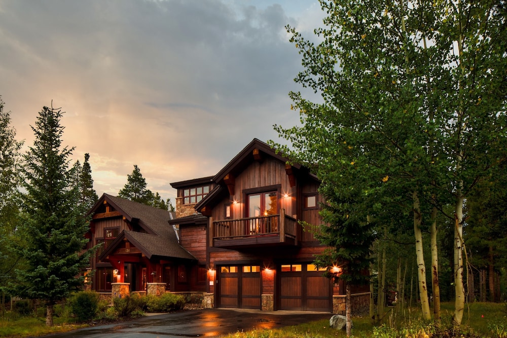 Peak 8 by Avantstay Spacious Modern Cabin w/ Hot Tub & Views view 4