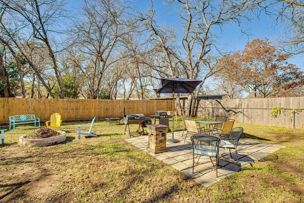 Grills, Fire Pit & Yard: Central Granbury Home!