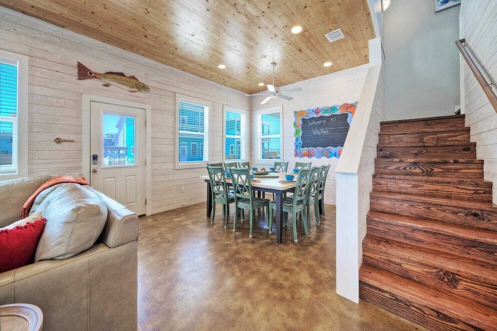 Sleeps 24, 2 Homes Pool, Backyard Tiki Bar, Fire Pit, Cornhole Walk to Beach