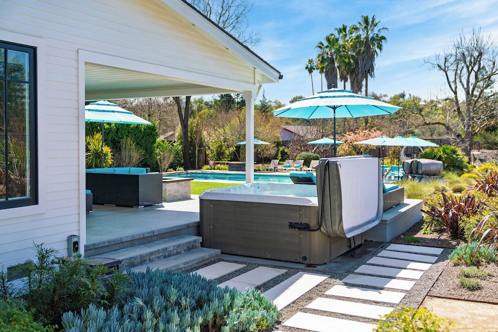 Luxe, Pool, Spa, Fire Pit, Game Room, Piano Sonoma Pool Retreat by Avantstay