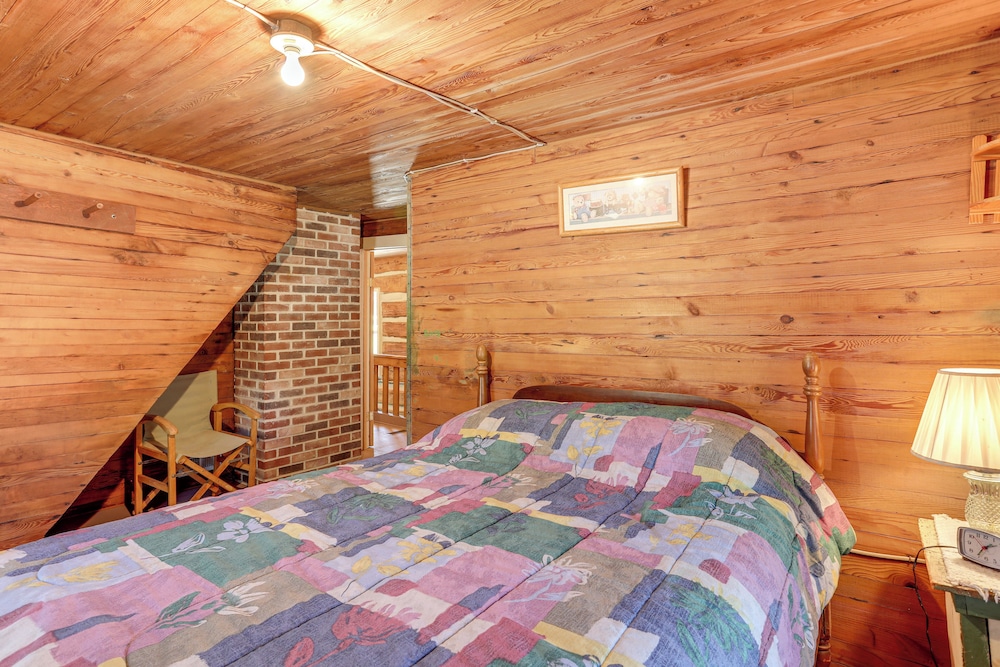 5 Mi to State Parks: Penfield Cabin w/ Fire Pit!
