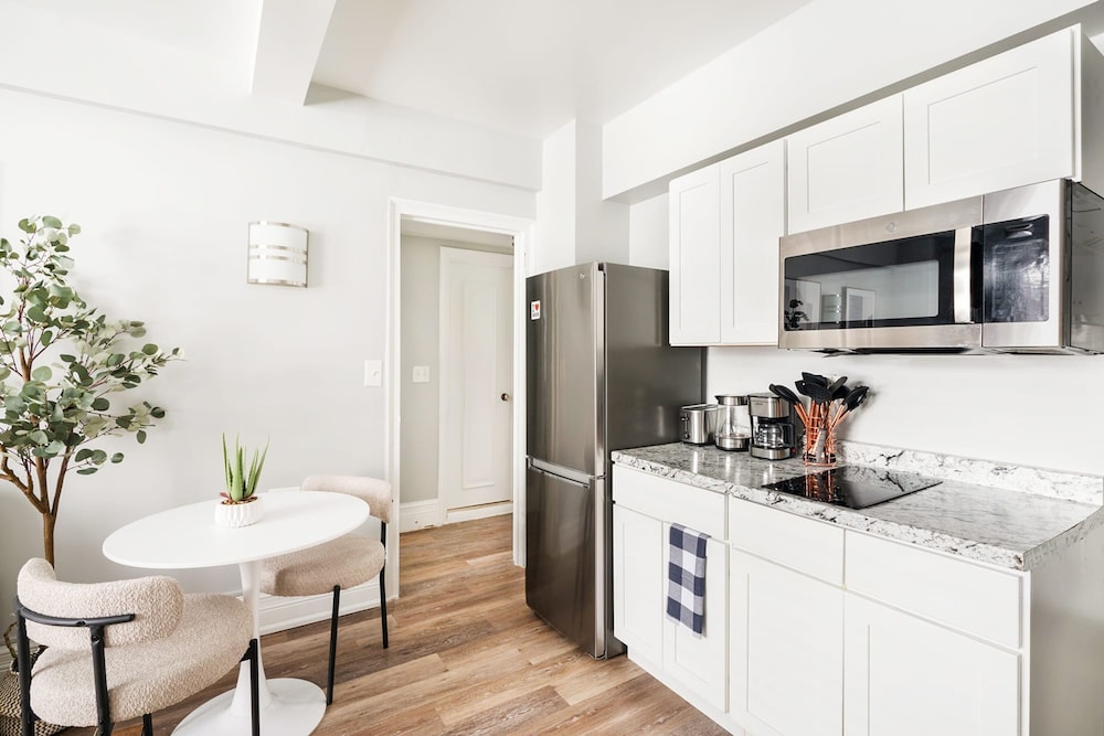 73-406 New 1BR 1bth UWS Doorman Gym