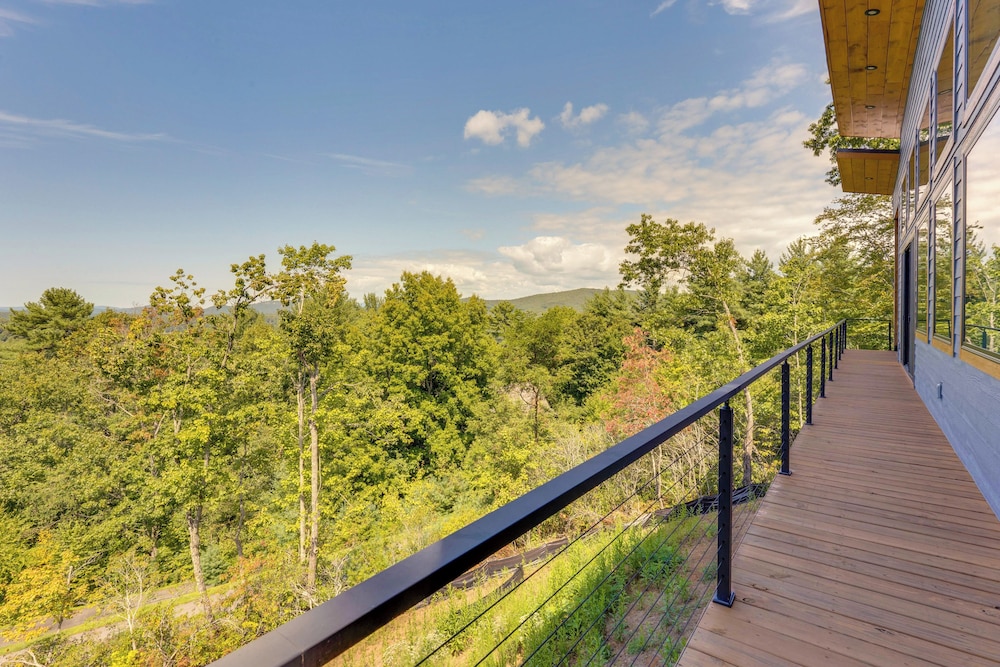 Mtn-view Decks & Fire Pit: Quiet Brasstown Escape