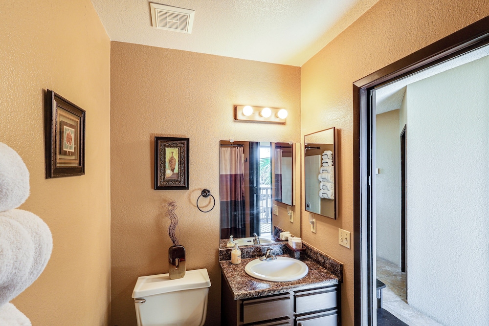 London Bridge Views: Havasu Condo on Golf Course