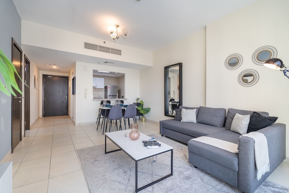 Refined 1BR Retreat in The Point Tower - Marina
