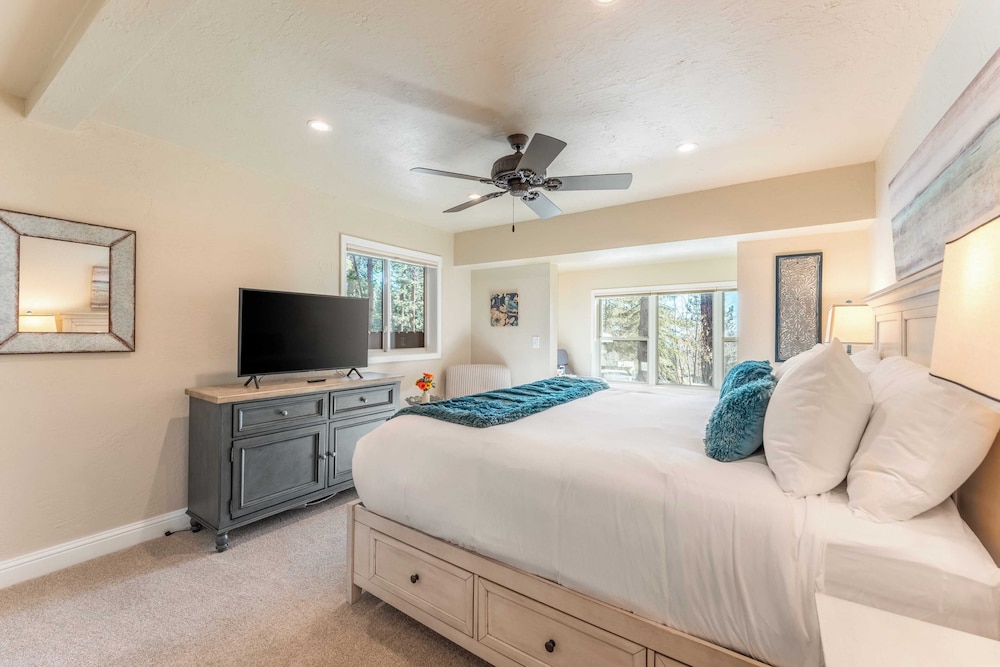 Views + Mins to Skiing, Lake, & Incline Village Incline Serenity by Avantstay