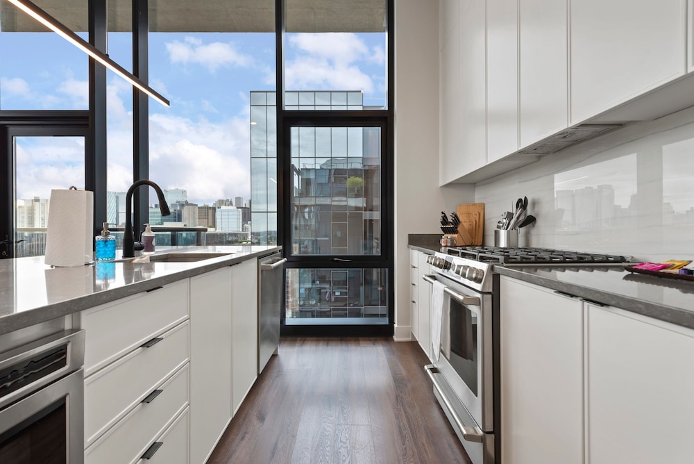 Fulton Market Penthouse 4BR Family Fun Views