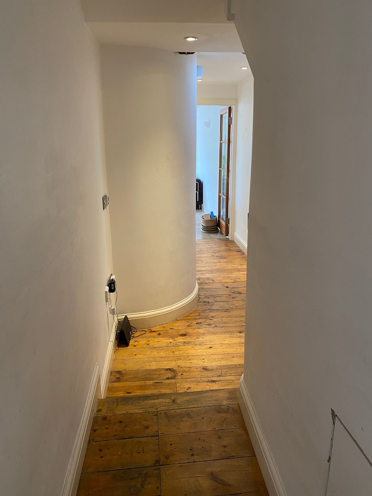Modern, Spacious 1 Bedroom Garden Flat Sw18