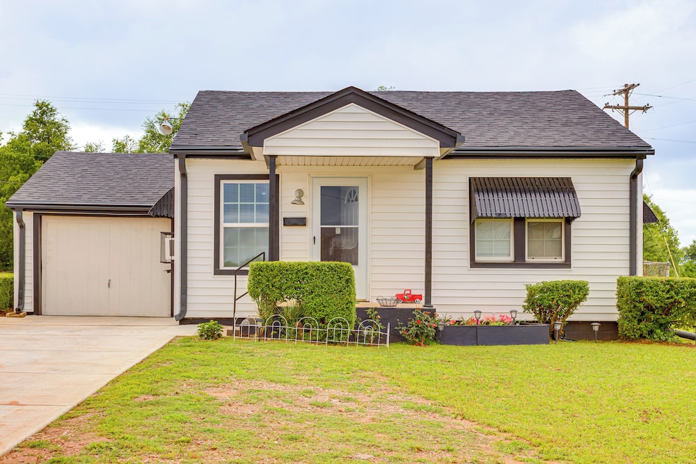 3 Mi to Dtwn Okc: Inviting Home w/ Yard!