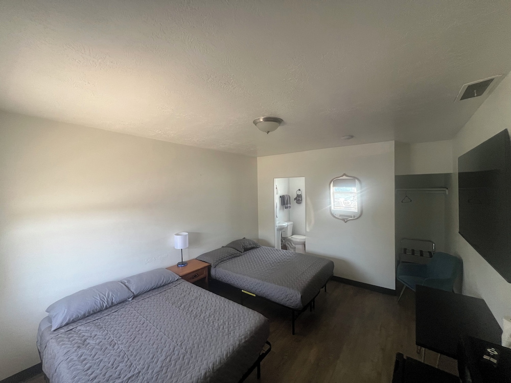 Mac's Motel
