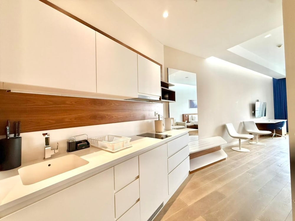 Condo Studio Plaza