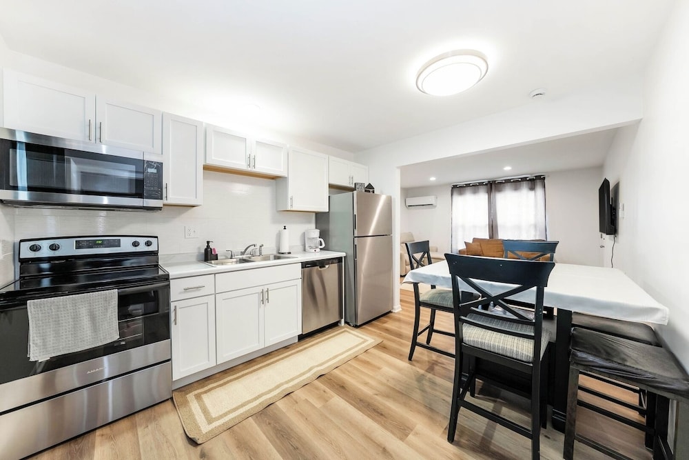 Renovated Apt w/ A/c, Wifi & Free Parking
