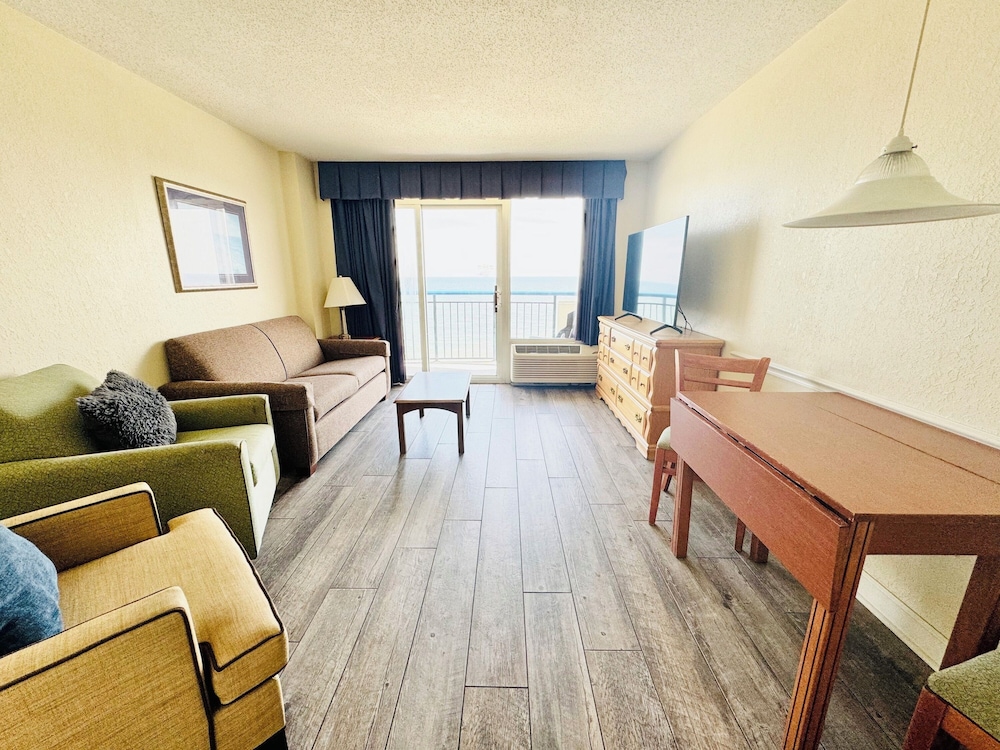 Boardwalk Resort by Hosteeva