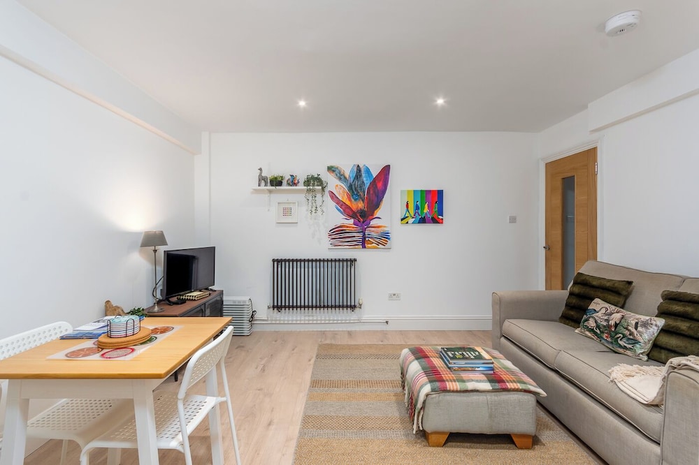Elegant Townhouse&Basement in Leamington