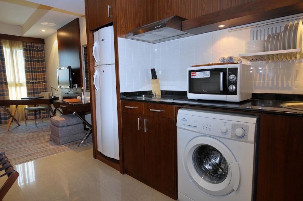 Abu Dhabi Vacations - Phoenix Plaza Hotel Apartments - Property Image 3