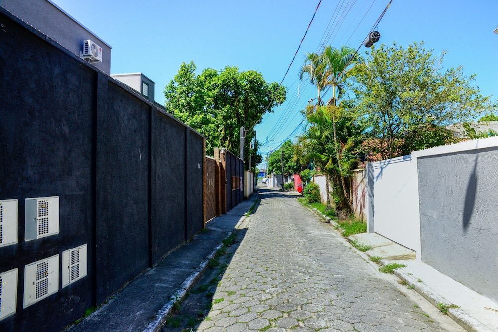 Casa c Piscina a 150m da Praia de Boi Ucanga