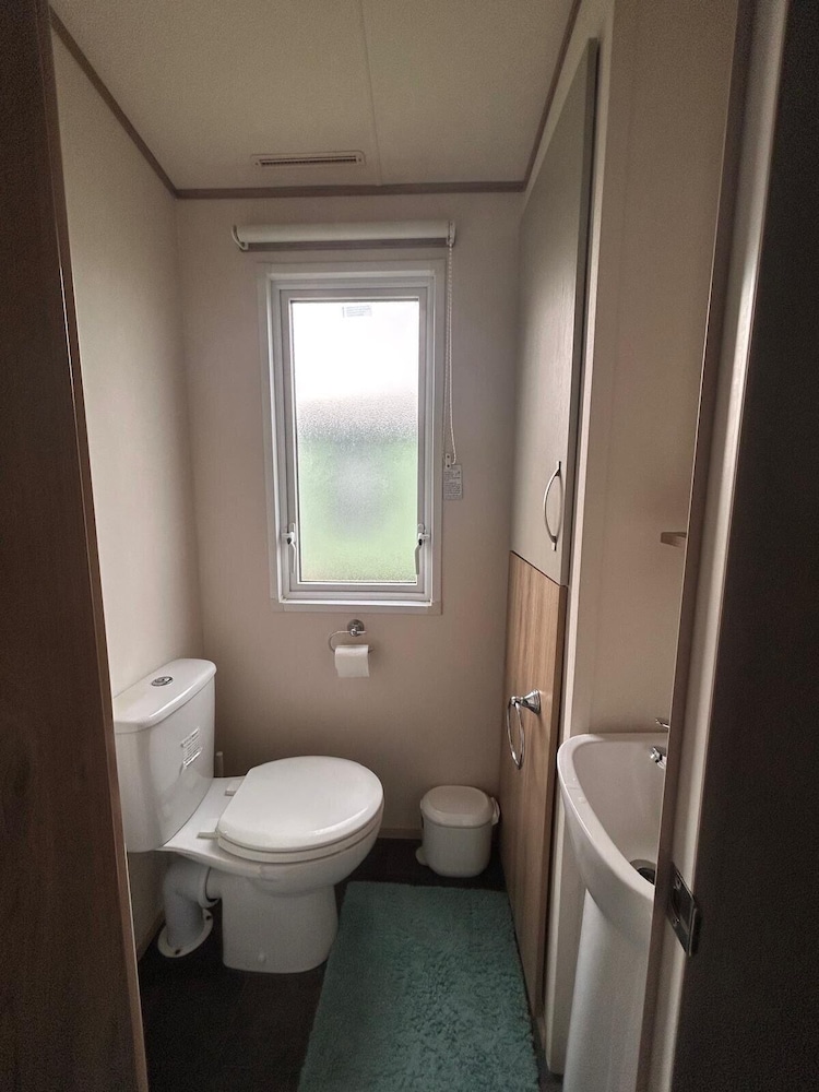 Familycaravan-seaview-garden-ensuite-nearbeach