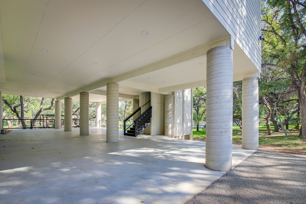 Modern Kingsland Home w/ River Access & Kayaks!