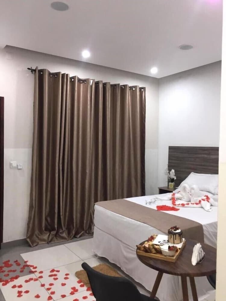 4040 Accomodation