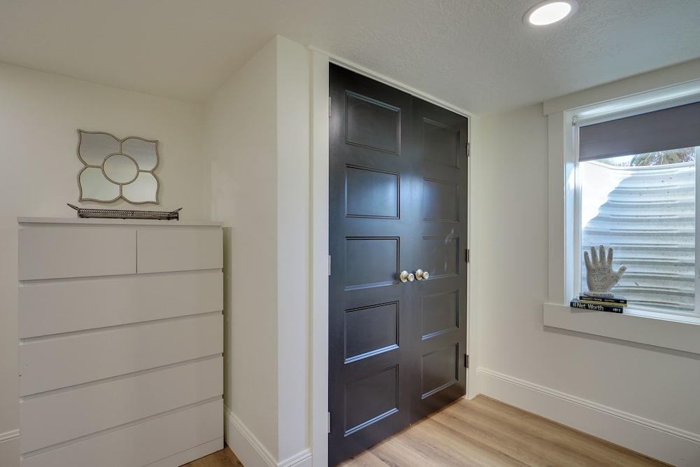 Private Pool & Hot Tub: Luxe Unit Near UTA Train!
