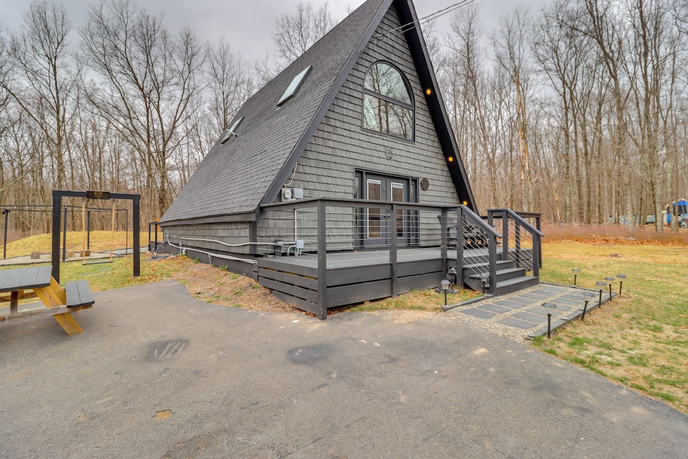 9 Mi to Big Boulder Mtn: A-frame Cabin w/ Hot Tub