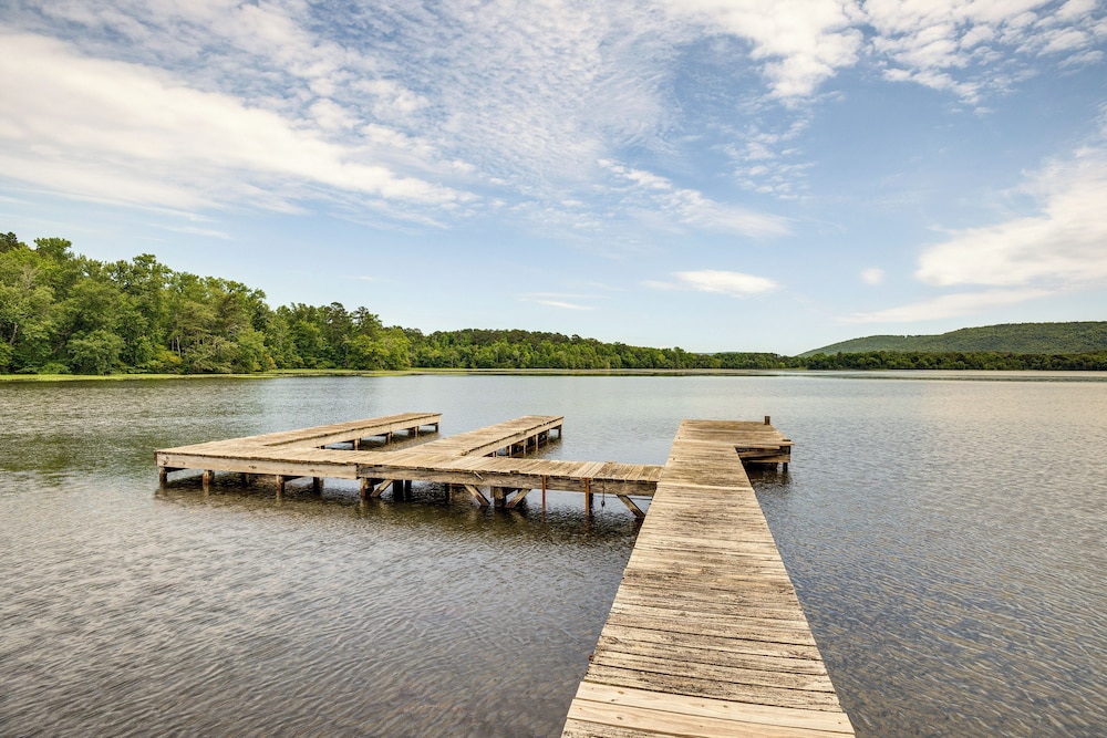 Fire Pit + Bbq: Lake Guntersville Family Home