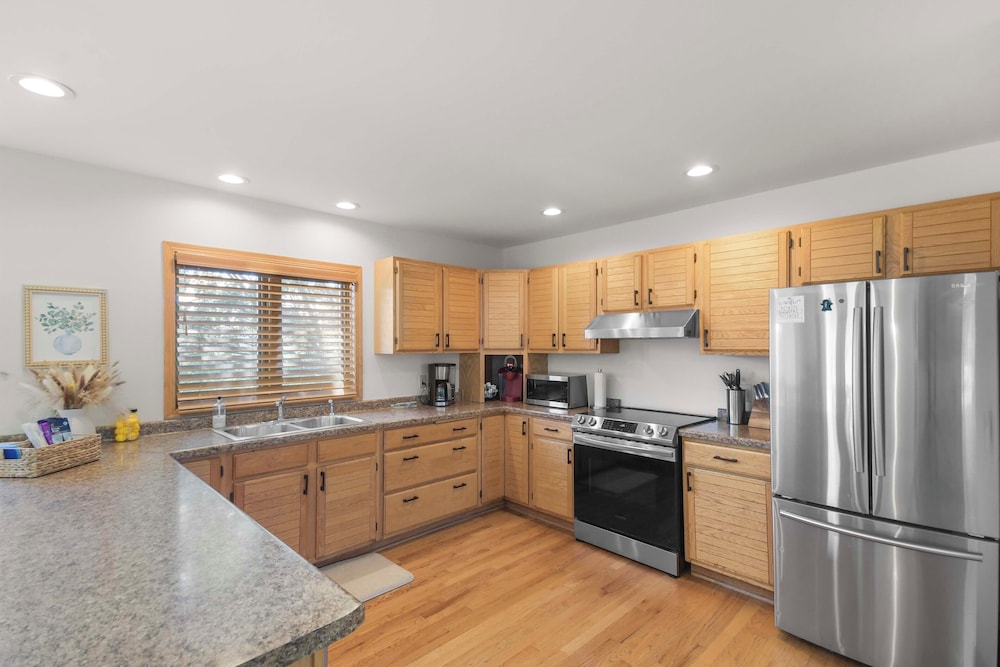 Private Hot Tub + Game Room: Galena Territory Home