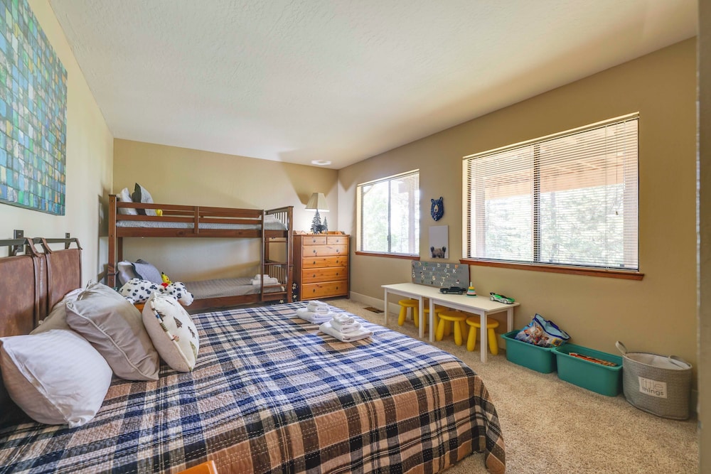 Deck & Views: Pet-friendly Starry Pines Cabin view 5