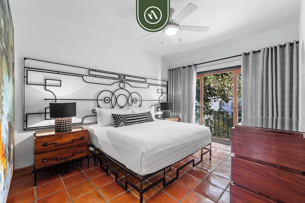 Stylish 2 BR Condo in Romantic Zone - Rooftop Pool
