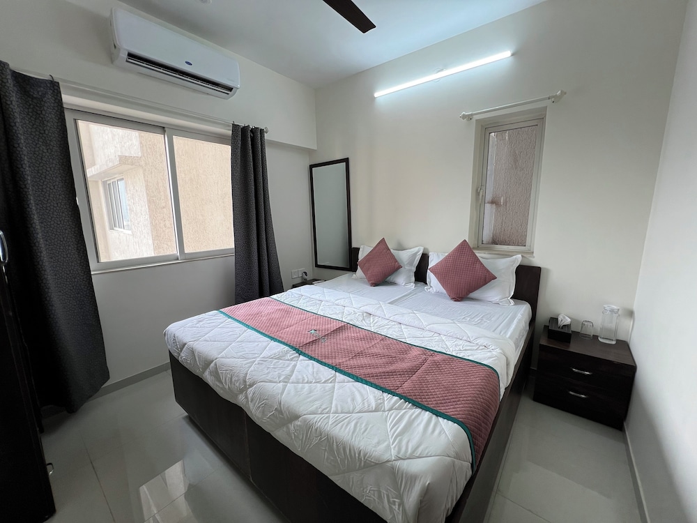 Pinaki Comfort Stay Malad - Near Nesco & Oberoi Mall