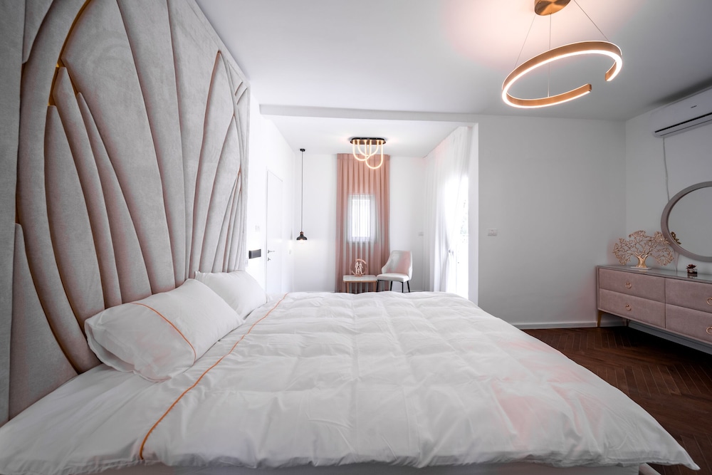 Spacious 4BD House w Pool in Hezliya view 3
