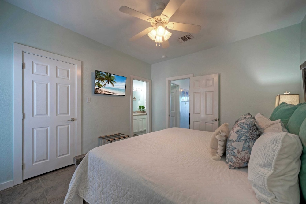 2 Coasta Bahia Condos Mins to the Beach + Pool & Golf Cart Zone
